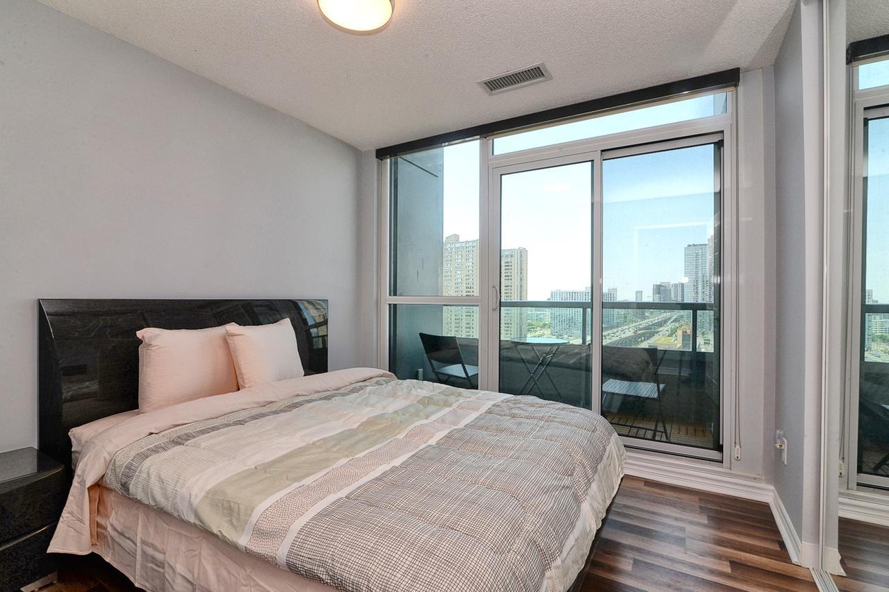 Napa Furnished Suites At Cn Tower & Maple Leaf Square Toronto Exterior photo