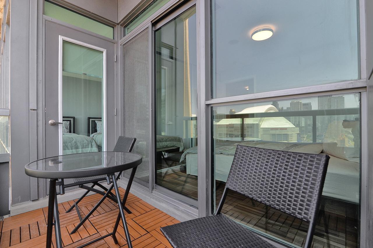 Napa Furnished Suites At Cn Tower & Maple Leaf Square Toronto Exterior photo