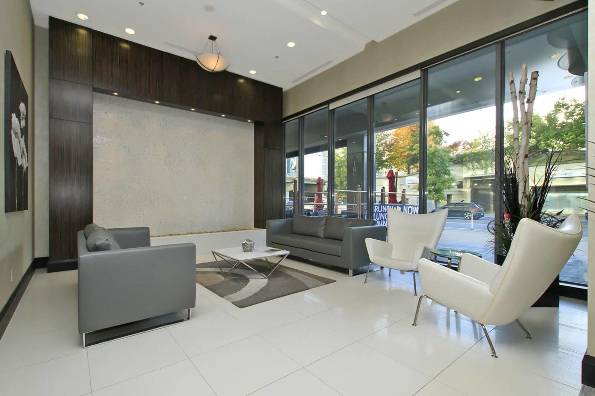 Napa Furnished Suites At Cn Tower & Maple Leaf Square Toronto Exterior photo